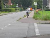 Bild 7: Nach dem Entfernen der Zeichen 240 ist nicht erkennbar, ob auf den grau gepflasterten Gehwegen Radverkehr zulässig ist. Bild 7: Nach dem Entfernen der Zeichen 240 ist nicht erkennbar, ob auf den grau gepflasterten Gehwegen Radverkehr zulässig ist.