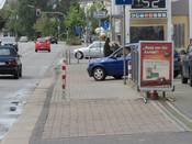 Bild 2: Kraftfahrer können den (Rad-) Gehweg erst einsehen, wenn sie den Weg halb versperren Bild 2: Kraftfahrer können den (Rad-) Gehweg erst einsehen, wenn sie den Weg halb versperren