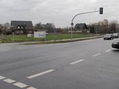 Bild 6: Die gegenüber liegende Radverkehrsanlage ist nur über Umwege erreichbar. Bild 6: Die gegenüber liegende Radverkehrsanlage ist nur über Umwege erreichbar.