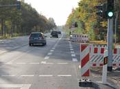 Bild 9: Ab der LSA-gesicherten Kreuzung mit dem Blankenhagener Weg sollte der Radverkehr über den rechten Seitenstreifen geführt werden. Bild 9: Ab der LSA-gesicherten Kreuzung mit dem Blankenhagener Weg sollte der Radverkehr über den rechten Seitenstreifen geführt werden.