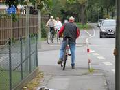 Bild 4: Durch einen Absperrpfosten wird der Weg zusätzlich eingeengt Bild 4: Durch einen Absperrpfosten wird der Weg zusätzlich eingeengt