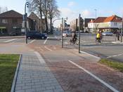 Bild 2: ... damit sie an der Kreuzung die Carl-Bertelsmann-Straße überqueren können Bild 2: ... damit sie an der Kreuzung die Carl-Bertelsmann-Straße überqueren können