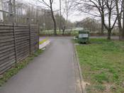 Bild 4: ... mündet hier ein Verbindungsweg. Es gibt keine Verkehrszeichen zur Vorfahrtregelung