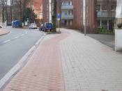 Bild 2: In Fahrtrichtung Dalkestraße: Der Sicherheitstrennstreifen fehlt. Bild 2: In Fahrtrichtung Dalkestraße: Der Sicherheitstrennstreifen fehlt.