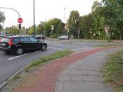 Bild 5: Durch rechts abbiegende Kfz können Konflikte entstehen. Die Vorfahrtregelung ist unklar.