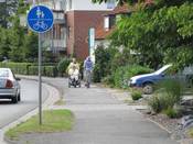 Bild 4: Im Bereich einer Senioren-Pflegeeinrichtung wird die Nebenanlage häufig von Rollstuhlfahrern und besonders schutzbedürftigen Fußgängern benutzt. Bild 4: Im Bereich einer Senioren-Pflegeeinrichtung wird die Nebenanlage häufig von Rollstuhlfahrern und besonders schutzbedürftigen Fußgängern benutzt.