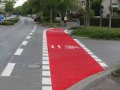 Bild 4: Die Markierungen leiten zum verkehrswidrigen und gefährlichen Geisterradeln an. Bild 4: Die Markierungen leiten zum verkehrswidrigen und gefährlichen Geisterradeln an.