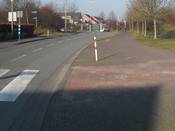 Bild 2: ... denn ein Absperrpfosten steht im Weg. Bild 2: ... denn ein Absperrpfosten steht im Weg.