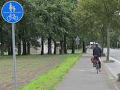 Bild 1: Im Januar 2013 wurde das abgebildete Zeichen 240 StVO (Gemeinsamer Geh- und Radweg) durch ein Zusatzzeichen 1022-10 (Radverkehr frei) ersetzt. Bild 1: Im Januar 2013 wurde das abgebildete Zeichen 240 StVO (Gemeinsamer Geh- und Radweg) durch ein Zusatzzeichen 1022-10 (Radverkehr frei) ersetzt.