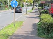 Bild 1: Gemäß der roten Pflasterung und dem Z 240 handelt es sich hier angeblich um einen „Radweg“