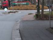 Bild 7: Aus Richtung Schloß Holte ist der (Rad-) Gehweg zunächst nur 1,60 m schmal Bild 7: Aus Richtung Schloß Holte ist der (Rad-) Gehweg zunächst nur 1,60 m schmal