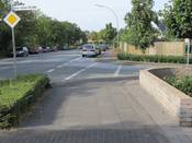 Bild 2: Über die untergeordnete Einmündung der Von-Galen-Straße ist eine Radfahrerfurt markiert. Bild 2: Über die untergeordnete Einmündung der Von-Galen-Straße ist eine Radfahrerfurt markiert.