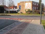 Bild 3: Alternativ können Radfahrer hier auch nach links auf die Fahrbahn abbiegen Bild 3: Alternativ können Radfahrer hier auch nach links auf die Fahrbahn abbiegen