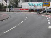 Bild 4: Hinter der Einmündung kündigt das Verkehrszeichen einen benutzungspflichtigen gemeinsamen Geh- und Radweg an, der nicht vorhanden ist. Bild 4: Hinter der Einmündung kündigt das Verkehrszeichen einen benutzungspflichtigen gemeinsamen Geh- und Radweg an, der nicht vorhanden ist.