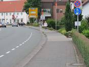 Bild 2: Der Gehweg ist mit nur 1,80 m zu schmal, um darauf Radverkehr zuzulassen Bild 2: Der Gehweg ist mit nur 1,80 m zu schmal, um darauf Radverkehr zuzulassen