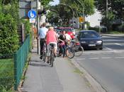 Bild 6: Der Gehweg ist in Gegenrichtung für Radfahrer freigegeben. Bild 6: Der Gehweg ist in Gegenrichtung für Radfahrer freigegeben.
