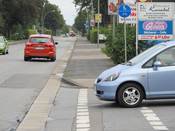 Bild 3: Plötzlich muss wieder auf den für Radfahrer völlig ungeeigneten Gehweg gewechselt werden Bild 3: Plötzlich muss wieder auf den für Radfahrer völlig ungeeigneten Gehweg gewechselt werden