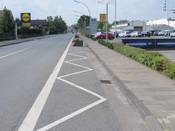 Bild 6: Auf der rechten Straßenseite gibt es unter Einbeziehung des Seitenstreifens genügend Raum, um einen Radfahrstreifen anzulegen Bild 6: Auf der rechten Straßenseite gibt es unter Einbeziehung des Seitenstreifens genügend Raum, um einen Radfahrstreifen anzulegen