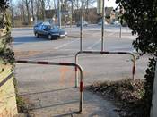 Bild 5: Durch die Umlaufsperre wird die Aufmerksamkeit auf das Umfahren der Sperre konzentriert, statt auf den fließenden Verkehr. Bild 5: Durch die Umlaufsperre wird die Aufmerksamkeit auf das Umfahren der Sperre konzentriert, statt auf den fließenden Verkehr.