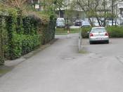 Bild 1: Die Einmündung Lobbenfeld in die Carl-Bertelsmann-Straße. Es gibt keine Verkehrszeichen zur Vorfahrtregelung Bild 1: Die Einmündung Lobbenfeld in die Carl-Bertelsmann-Straße. Es gibt keine Verkehrszeichen zur Vorfahrtregelung