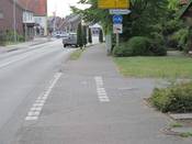 Bild 8: Zudem ist die Trennung zwischen Radweg und Gehweg kaum zu erkennen.