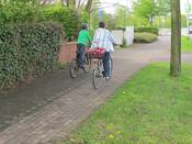 Bild 5: ... und fahren ein kurzes Stück auf dem linken Rad- Gehweg der Carl-Bertelmann-Straße Bild 5: ... und fahren ein kurzes Stück auf dem linken Rad- Gehweg der Carl-Bertelmann-Straße