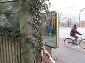 Bild 6: Duch die Werbetafel wird die Sicht zusätzlich behindert Bild 6: Duch die Werbetafel wird die Sicht zusätzlich behindert