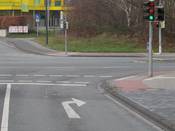 Bild 3: Vor der LSA beginnt ein nicht benutzungspflichtiger, getrennter Fuß- und Radweg. Am Anfang der Hans-Böckler-Straße endet er wieder Bild 3: Vor der LSA beginnt ein nicht benutzungspflichtiger, getrennter Fuß- und Radweg. Am Anfang der Hans-Böckler-Straße endet er wieder