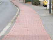 Bild 4: Der gepflasterte Radweg ist teilweise sehr uneben und wellig. Bild 4: Der gepflasterte Radweg ist teilweise sehr uneben und wellig.