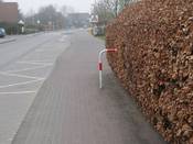 Bild 3: Durch ein Gitter wird der Fuß- und Radweg noch weiter verengt