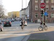 Bild 4: ... oder spätestens an der Kreuzung einen starken Schlenker fahren, um die Radfurt zu erreichen Bild 4: ... oder spätestens an der Kreuzung einen starken Schlenker fahren, um die Radfurt zu erreichen