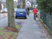 Bild 6: Im Bereich der Einmündung der Rhönstraße wird der schmale Weg regelmäßig durch parkende Kraftfahrzeuge noch weiter eingeengt. Bild 6: Im Bereich der Einmündung der Rhönstraße wird der schmale Weg regelmäßig durch parkende Kraftfahrzeuge noch weiter eingeengt.