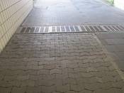 Bild 7: Die Pflasterung wurde vor der Abdeckung angehoben und die Stoßkante beseitigt.