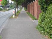 Bild 3: Es gibt unübersichtliche Grundstücksausfahrten... Bild 3: Es gibt unübersichtliche Grundstücksausfahrten...