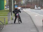 Bild 2: In der Realität befahren Radfahrer den in Gegenrichtung nicht freigegebenen Radweg. Bild 2: In der Realität befahren Radfahrer den in Gegenrichtung nicht freigegebenen Radweg.