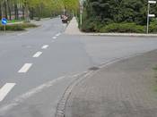 Bild 12, April 2016: An der Einmündung Friedhofsweg fehlt die Radwegefurt. Bild 12, April 2016: An der Einmündung Friedhofsweg fehlt die Radwegefurt.