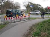 Bild 9: Es wurde angeordnet, die Radwegfurt zu sperren und Stoppschilder aufzustellen. Bild 9: Es wurde angeordnet, die Radwegfurt zu sperren und Stoppschilder aufzustellen.