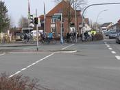 Bild 2: Nach Schulschluss befahren alle Schüler den Gehweg vor der LSA regelwidrig in Gegenrichtung. Bild 2: Nach Schulschluss befahren alle Schüler den Gehweg vor der LSA regelwidrig in Gegenrichtung.