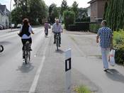 Bild 3: Einige Radfahrer weichen regelwidrig auf die Fahrbahn aus. Bild 3: Einige Radfahrer weichen regelwidrig auf die Fahrbahn aus.