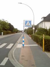 Verkehrsschild steht auf dem Radweg Verkehrsschild steht auf dem Radweg