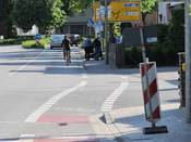 Bild 2: ... leitet die Radfahrenden auf einen sehr schmalen Rad-/Gehweg. Da hier oft Fußgänger unterwegs sind, ... Bild 2: ... leitet die Radfahrenden auf einen sehr schmalen Rad-/Gehweg. Da hier oft Fußgänger unterwegs sind, ...