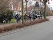 Bild 5: Nach Schulschluss ist der Rad- Gehweg in Fahrtrichtung rechts nicht benutzbar