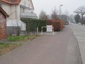 Bild 4: Fahrzeugführer, die aus der Grundstückseinfahrt kommen, ...