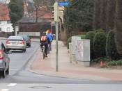 Bild 1: In Fahrtrichtung Lindenstraße ist der Radweg zunächst nur 1,00 m breit und der Gehweg nur 1,40 m breit. Zudem fehlt der Sicherheitstrennstreifen. Bild 1: In Fahrtrichtung Lindenstraße ist der Radweg zunächst nur 1,00 m breit und der Gehweg nur 1,40 m breit. Zudem fehlt der Sicherheitstrennstreifen.