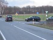 Bild 6: Auch nach Zurückschneiden der Bepflanzung blockieren Kraftfahrzeuge die Zufahrt zum Radweg Bild 6: Auch nach Zurückschneiden der Bepflanzung blockieren Kraftfahrzeuge die Zufahrt zum Radweg