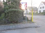 Bild 1: Aus dem Lohmannsweg kommend ist die Sicht nach links in die Carl-Miele-Straße stark eingeschränkt