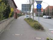 Bild 1: Ab dem Kreisverkehr ist die linke Radverkehrsanlage an der Langen Str. in Richtung Rietberg benutzungspflichtig Bild 1: Ab dem Kreisverkehr ist die linke Radverkehrsanlage an der Langen Str. in Richtung Rietberg benutzungspflichtig