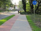 Bild 7: Der neue Radweg verleitet dazu, verkehrswidrig auf dem Gehweg zu fahren. Bild 7: Der neue Radweg verleitet dazu, verkehrswidrig auf dem Gehweg zu fahren.