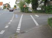 Bild 9: ... gibt es Furtmarkierungen für Radfahrer. Bild 9: ... gibt es Furtmarkierungen für Radfahrer.