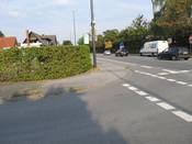 Bild 1: Von links kommende Radfahrer werden zu spät gesehen. Die Hecke ist wesentlich höher als die vorgeschriebenen 80 cm.